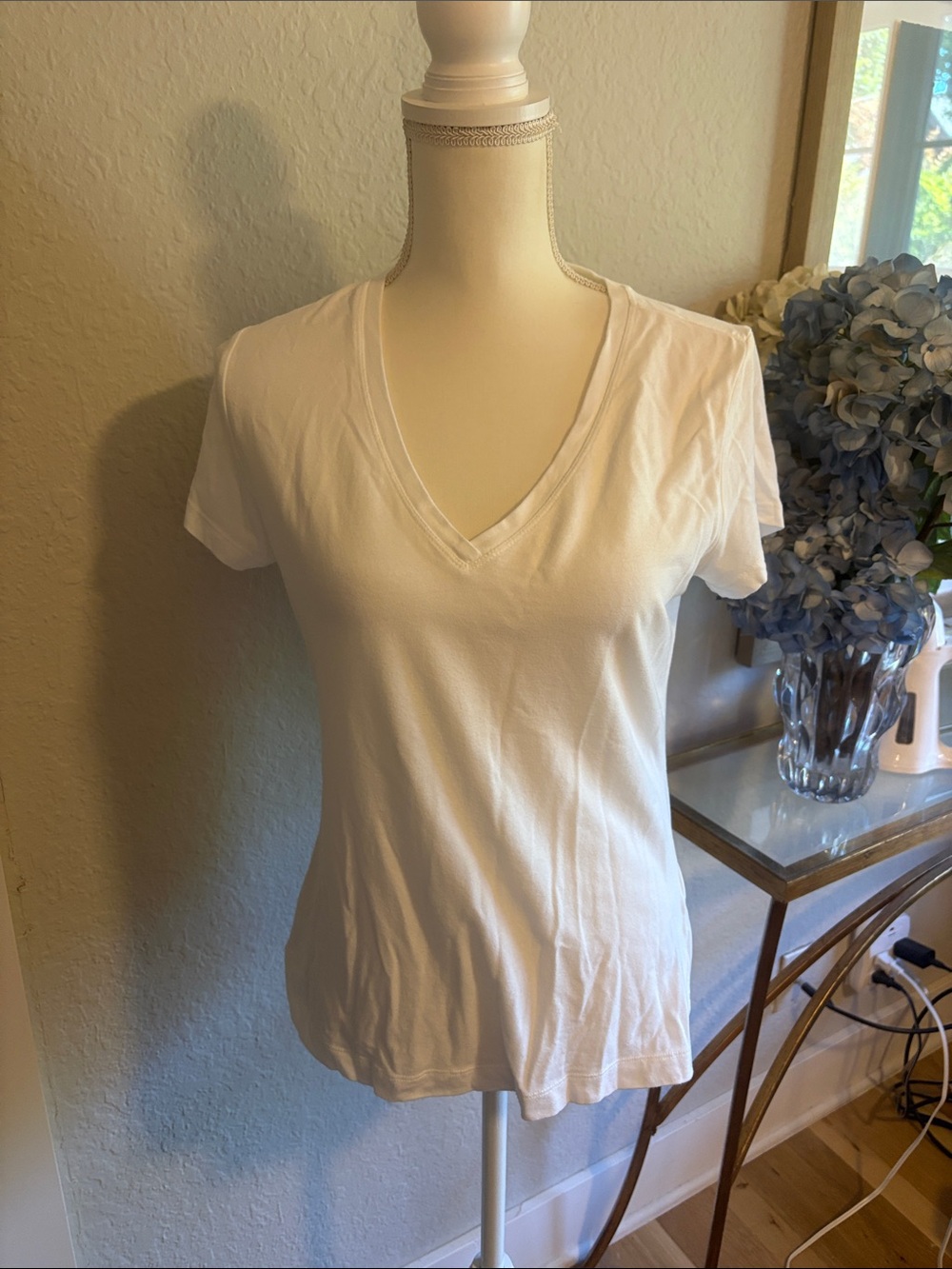 Banana Republic White V-Neck Short Sleeve Tee - Lightweight Cotton